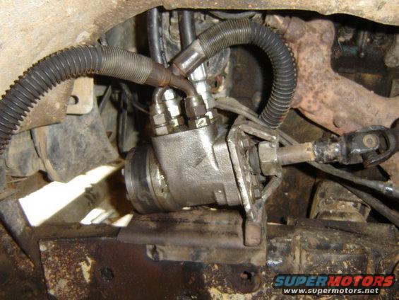 Power steering gearbox with hoses and steering shaft connection