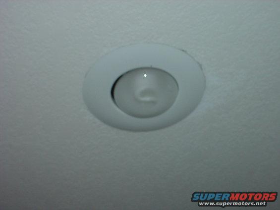 dsc00146.jpg Here is a picture of the CF flood off, notice the spiral bulb that is incased in the thin flood glass.  