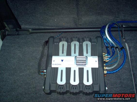 Car amplifier with 640W label and blue cables
