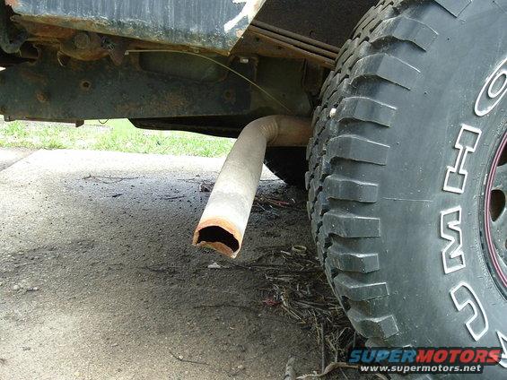 dscf0038.jpg Bent tailpipe happened while wheeling. Yanked it off and ran over it while backing up. Had to use a hose clamp to hold in place.