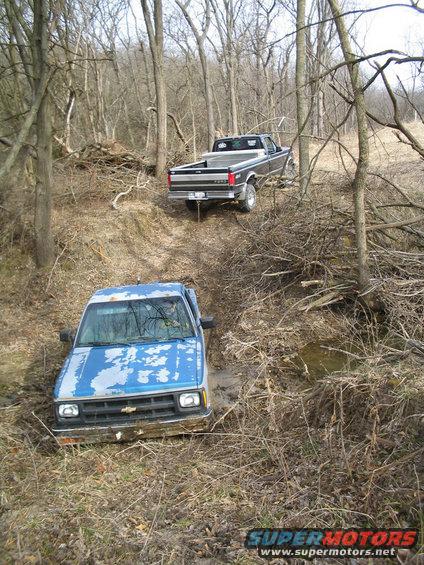 img_0024.jpg 2wd tryin to be 4x4 and bein pulled out by a Ford again