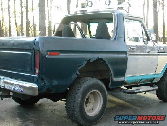 started to paint the truck.  unsed Dark blue by plasticote - 