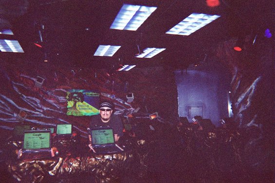 006_4a.jpg This is the Room I tried to vote for www.thewebwheeler.com
But the computer had Blocks on them..