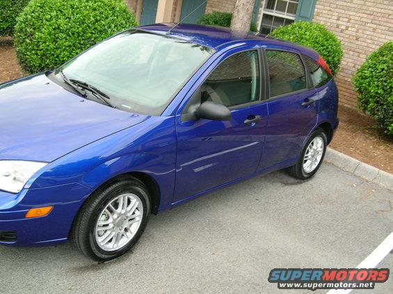 Blue 2005 Ford Focus hatchback, 3q front view