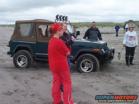 dcp02772.jpg Jeep winching Bronco (ouch!)