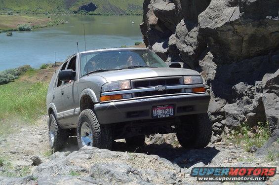 Silver SUV on rocky trail, license plate IG 33501