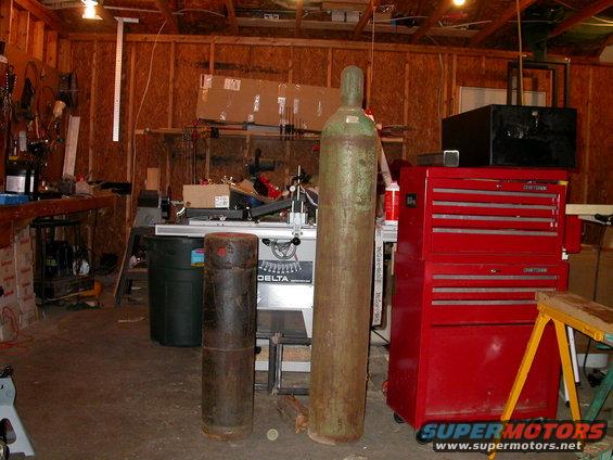 dscn2039.jpg New (to me, actually quite old) Oxygen & Acetylene tanks.