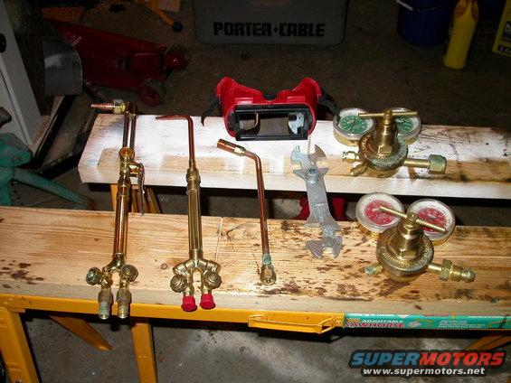 dscn2043.jpg Cutting torch, welding torch, rosebud, oxy & acetylene regulators
