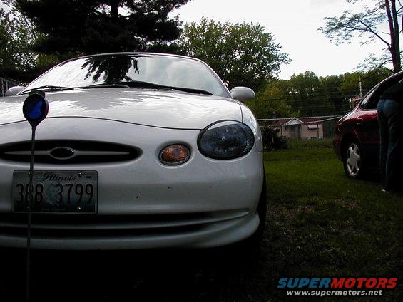 White 1997 Ford Taurus front end with Illinois license plate
