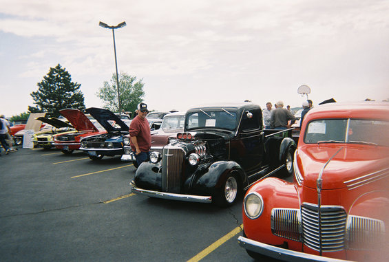 0764351r10145a.jpg wow... a traitor Chevy?  FORD powered