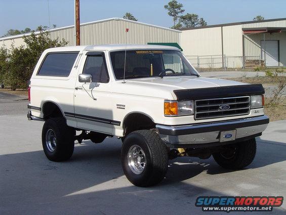 White 1989 Ford Bronco parked outside buildings