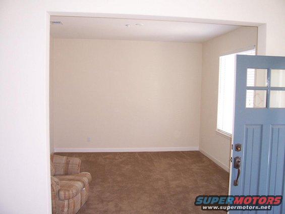 100_3186s.jpg larger room off entryway