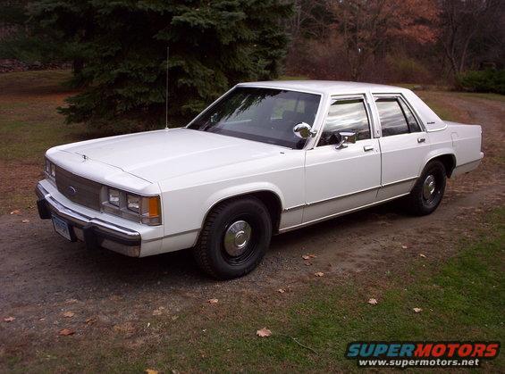 White 1991 Ford Crown Victoria LTD sedan, 3q front view