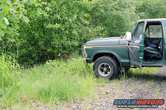 aquadrecovertruck.jpg Truck in position, awaiting distant yells to start the pull.