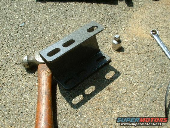 32-swaybar-drop-down-bracket.jpg Shot of the swaybar drop bracket...not much to it.