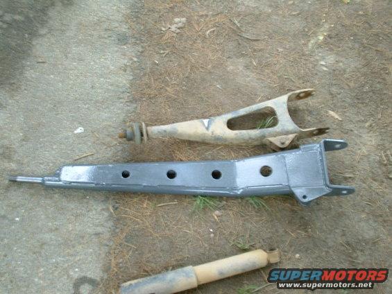 35-bds-radius-arms-vs-stock.jpg BDS extended radius arm vs stock radius arm. Is there any comparison??? I can't wait to see what the difference is drivewise!!