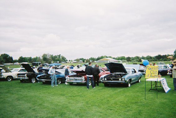 0682122r10187a.jpg the Black Fairlane on the left equipped with 427 HEMI 