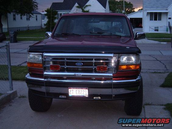 1992 Ford Bronco front view with chrome grille and license plate 2T E8221