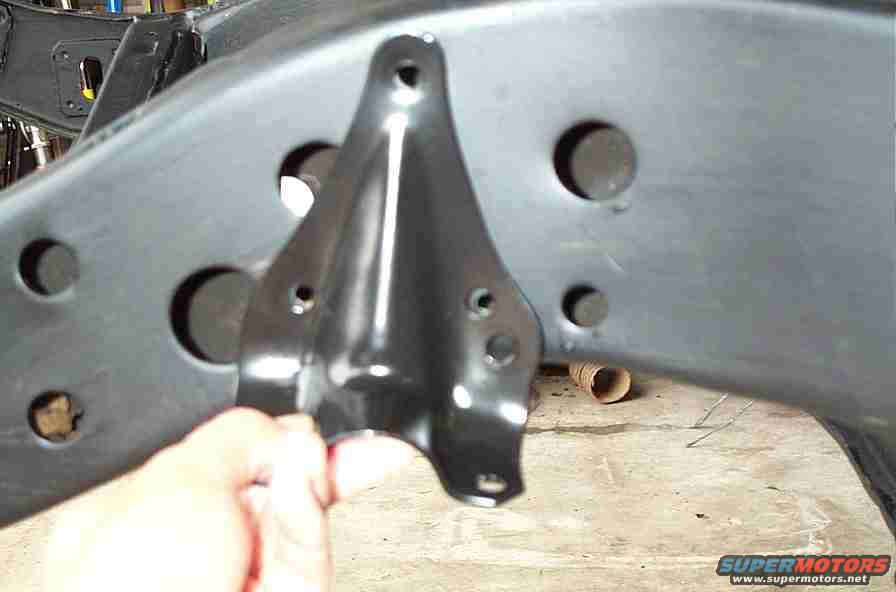 newlocsm.jpg Pardon the blurry pic, I was too close. This shows the position of the bracket with the new Tbird sway bar