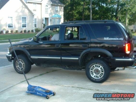 dscf0020.jpg factory tires (mine) on Georges truck with 2" body lift