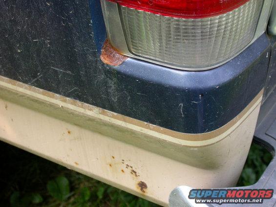 dscn1460.jpg Driver rear light rust