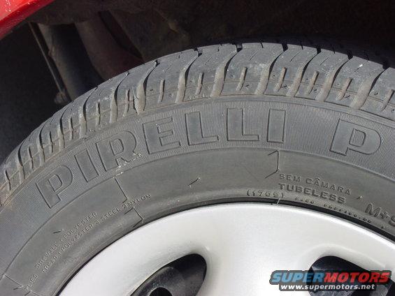 Pirelli tire sidewall with "SEM CAMARA TUBELESS" text and wheel rim