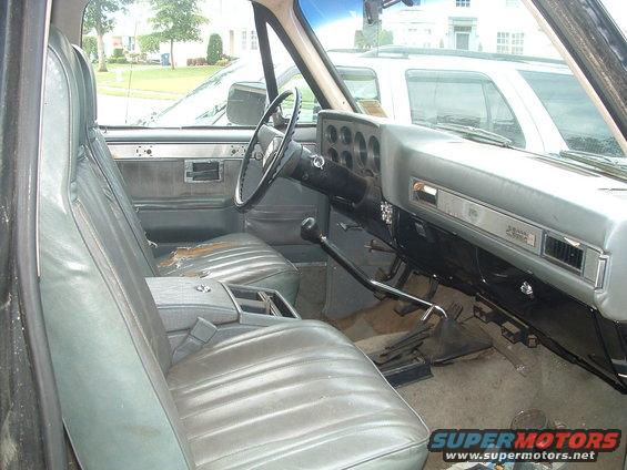 interior.jpg Interior.... Notice a manual trans???