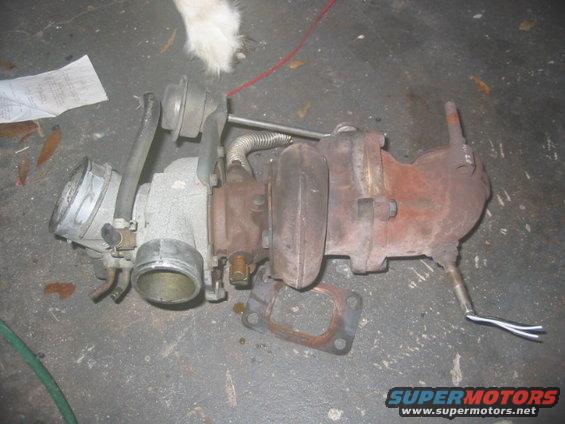 turbocharger assembly with wastegate actuator and exhaust manifold flange