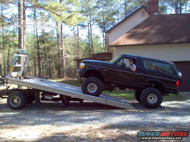THIS ISNT WHAT U THINK! ITS NOT BROKE I JUST PERFORMED THE STRAIGHT AXLE CONVERSION AND A FRIENDS DAD WAS HELPING ME FINISH A FEW THINGS, IT HAS 38.5 TSL'S ON 12 INCH WIDE WHEELS (YUP BACK TO MY ALUMINUM RIMS THANK GOD!) THIS IS THE SIZE I LIKE HERE! I THINK I'L LEAVE IT ALONE FOR AWHILE IM OVER THE LEGAL LIMIT HERE AT HOME