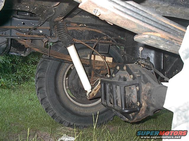 1997 Dodge 1500 rear axle with leaf springs and shock absorber