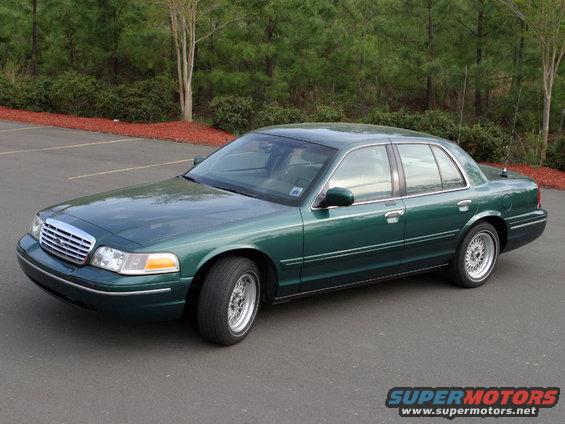 Green 2001 Ford Crown Victoria sedan, 3q front view