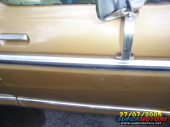 Passenger Side Door, mirror rusted at bolts , and rusted at bottom