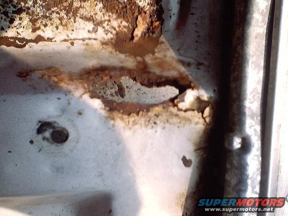 _0059.jpg Close up of rust hole after finishing it off with the hammer you saw in previous picture.