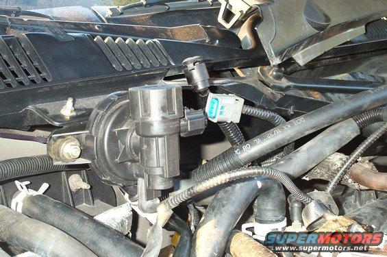 j-engine-connectors-(2).jpg Where does this grey connector go? 