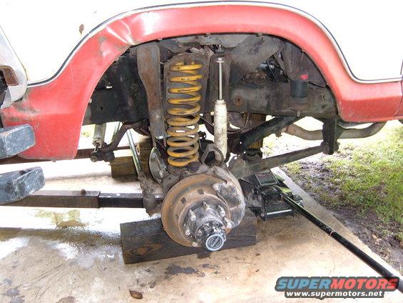 Front suspension and wheel hub of a 1978 Ford Bronco