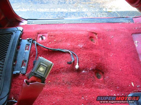 seat-swap-010.jpg boom, seat gone, and that bracket tha ti have no idea what was too is also going missing