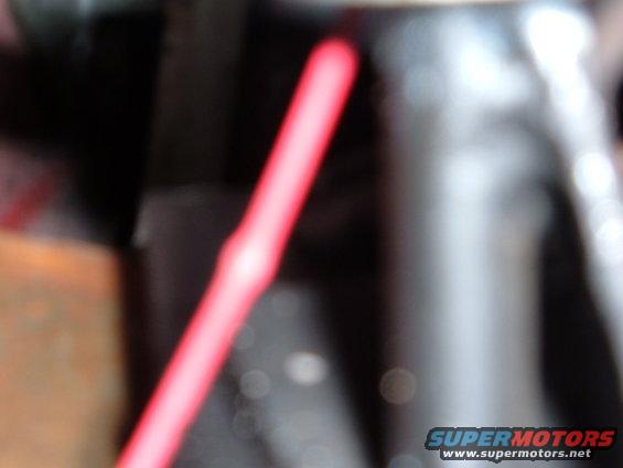 Red gauge needle against a dark background, with a watermark for Supermotors.net at the bottom right