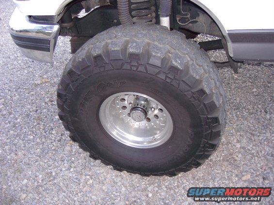 1992 Ford F-150 front wheel with chrome bumper and fender detail