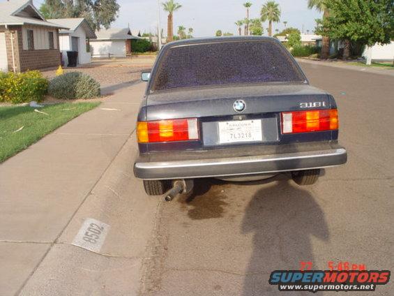 BMW 318i sedan rear view parked on street, license plate 7L3218