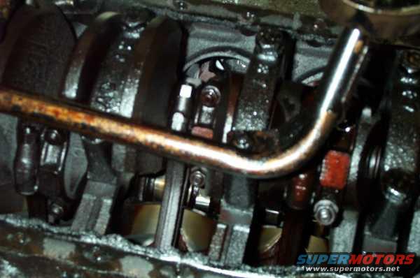 Engine crankshaft and connecting rods with oil