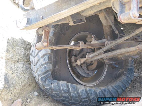 Rear leaf spring suspension and tire on a vehicle