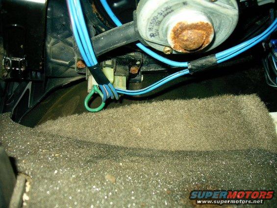 probeblowerresistors.jpg blower motor resistor pack location