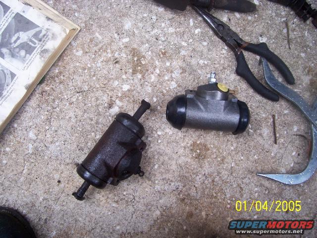 100_0311.jpg The old and new cylinders side by side.  Hard to beleive the old one is only two years old.  The plungers have to be reused, the new cylinder doesn't include them.