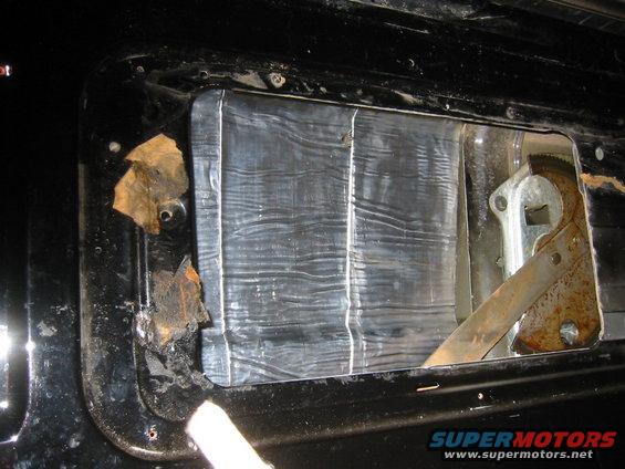 tailgate-sound-dead.jpg that's the best pic i could get of the sound deadening in the tailgate. 