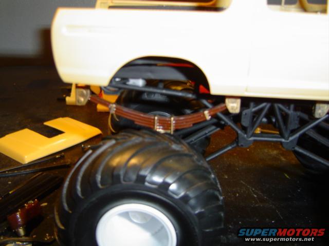 Model truck chassis with leaf springs and large tire