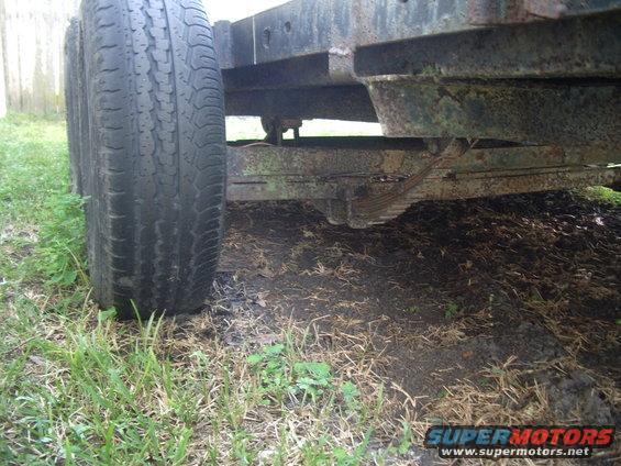 Trailer leaf spring suspension and dual tires