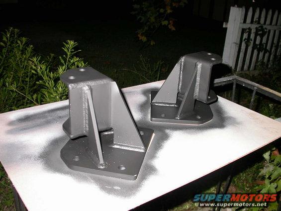 dscn2556.jpg First, prime & paint the Sky shackle flip brackets, they come in raw steel.