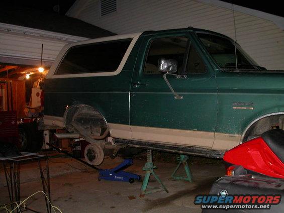 dscn2563.jpg Removing rear shackle mounts.