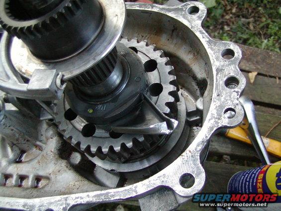 tcase-005.jpg damage to whatever that thing is by the gears