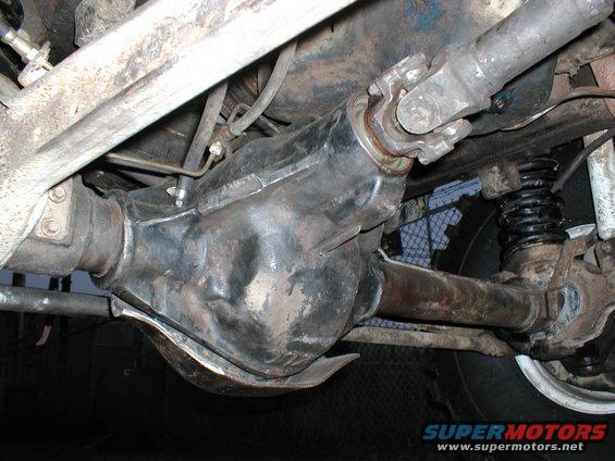 Rear differential and driveshaft assembly with U-joint